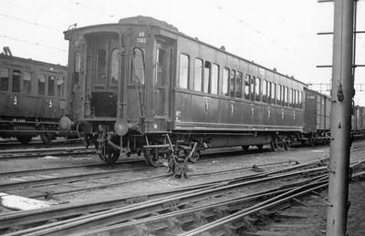 165409 Afbeelding van het rijtuig nr. AB 7102 (serie AB 7101-7102) van de N.S. bij de centrale werkplaats te Haarlem.